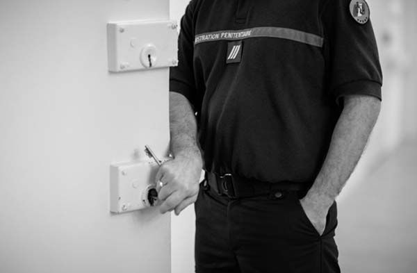 Les services pénitentiaires pour les patients détenus hospitalisés ou en soins de l'EPSNF de Fresnes Les services pénitentiaires pour les patients détenus hospitalisés ou en soins de l'EPSNF de Fresnes