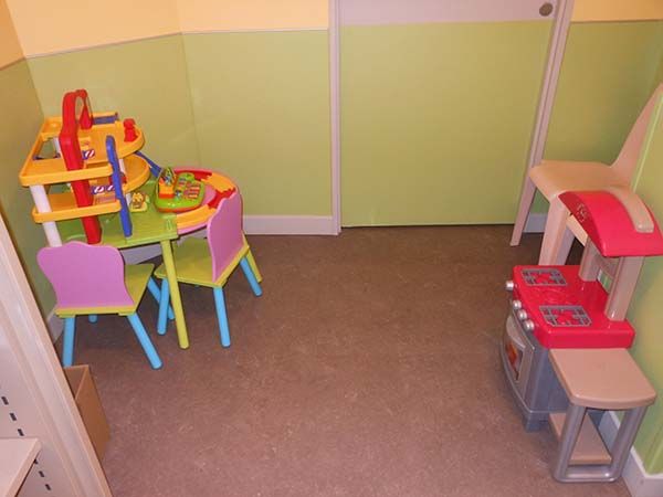 Les rendez-vous parloirs au sein de l’EPSNF, avec un espace pour les enfants en visite Les rendez-vous parloirs au sein de l’EPSNF, avec un espace pour les enfants en visite
